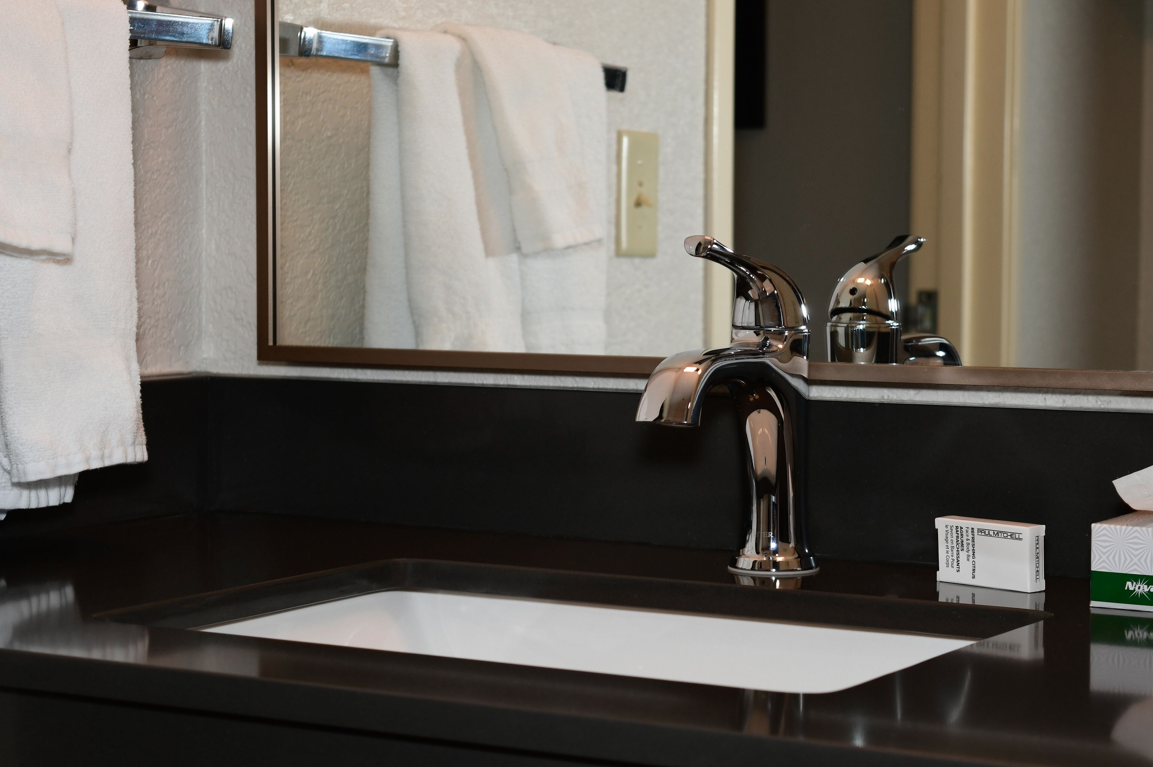 combined shower/bathtub, hair dryer, towels