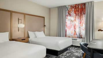 Værelse - 2 queensize-senge | Senge med topmadrasser, pengeskab på værelset, skrivebord