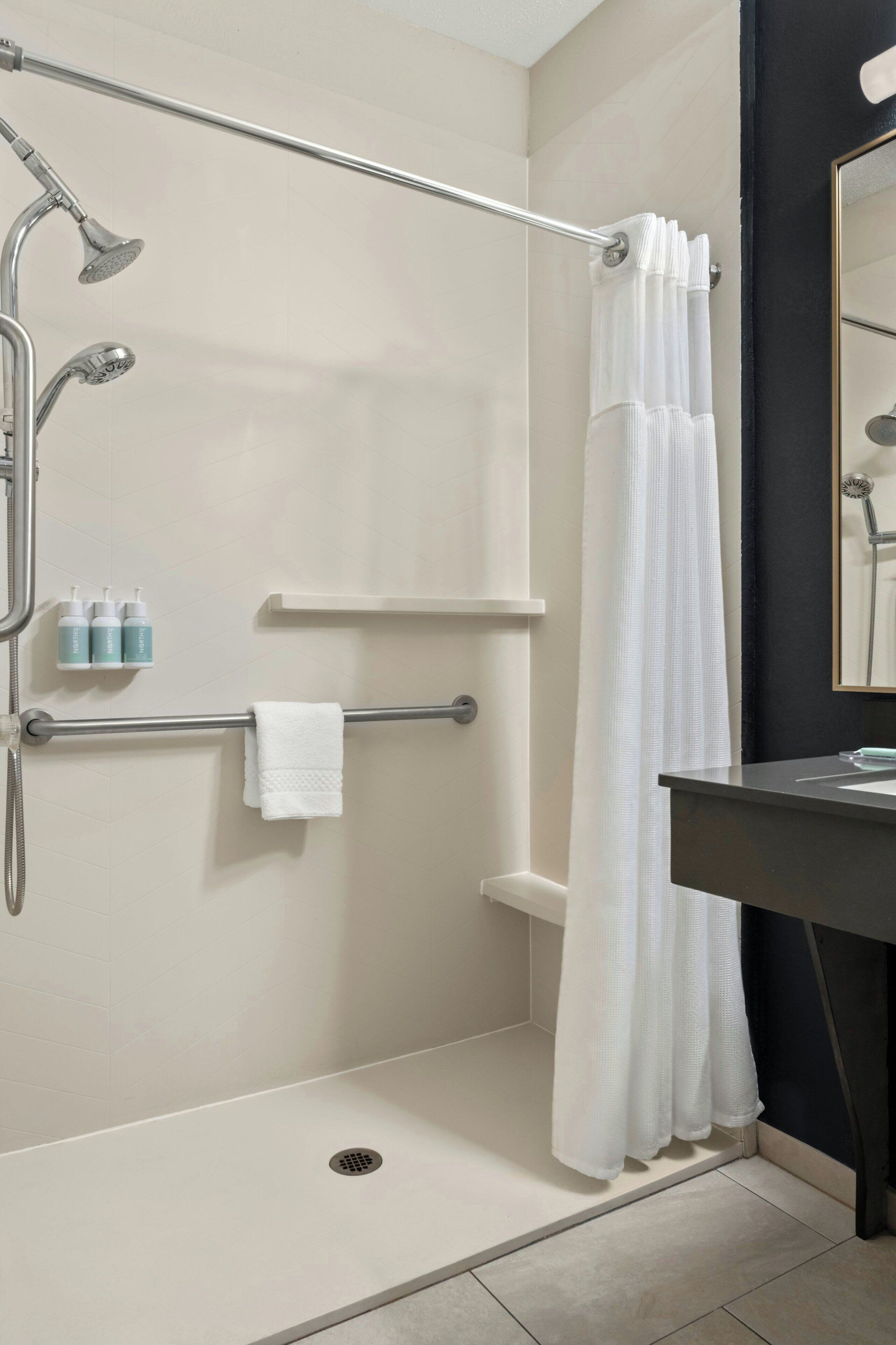 combined shower/bathtub, hair dryer, towels