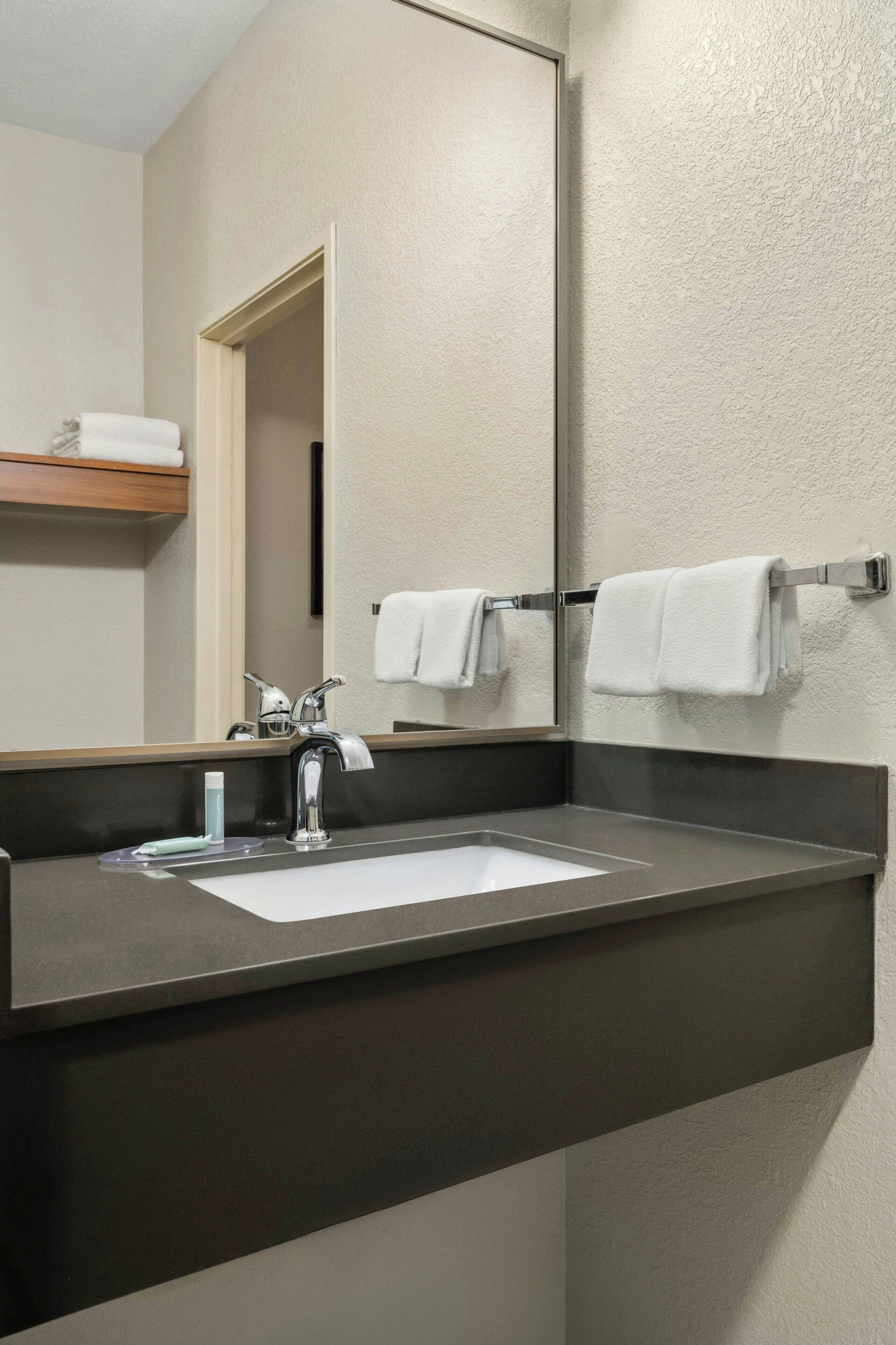 combined shower/bathtub, hair dryer, towels