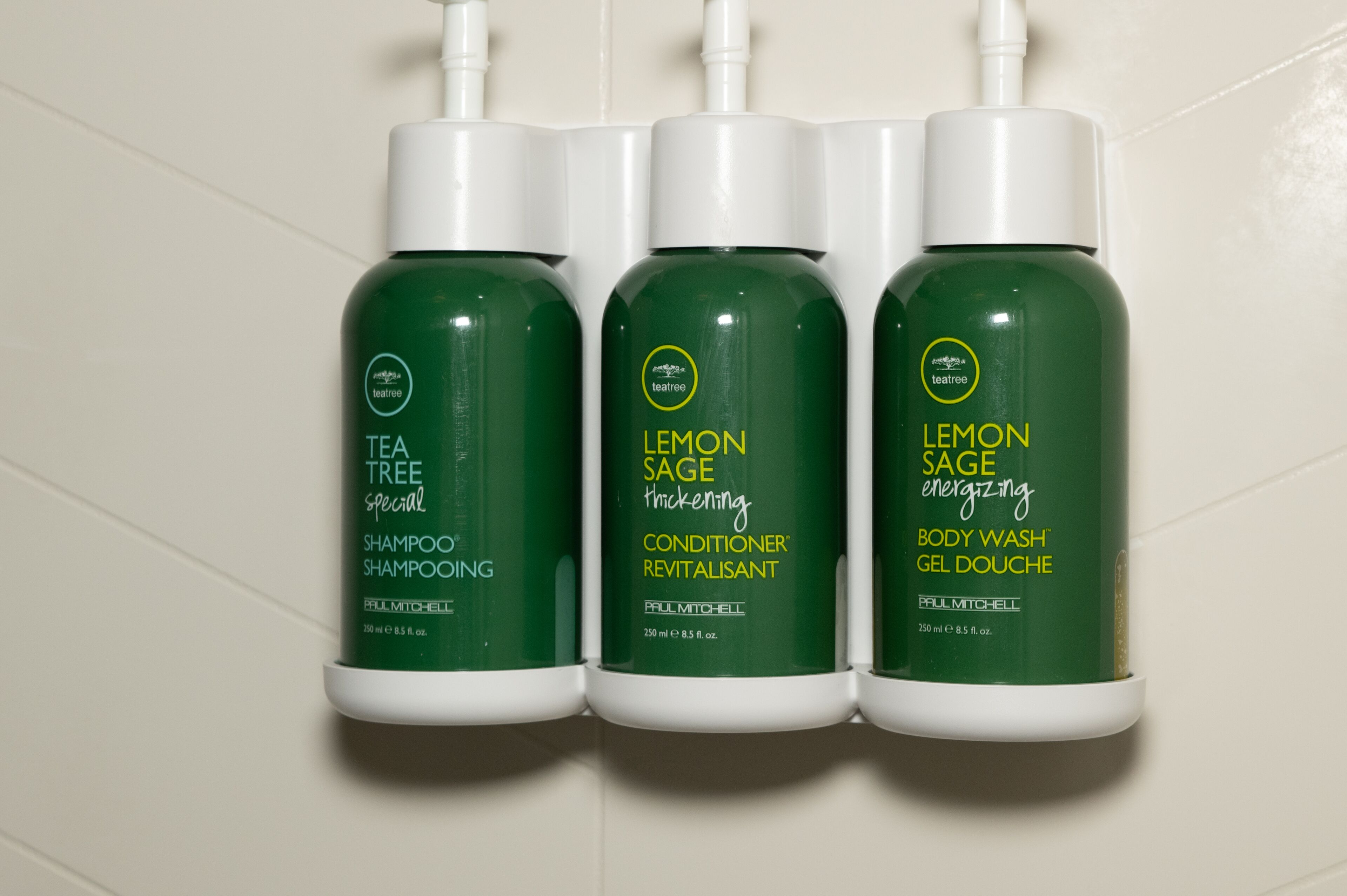 combined shower/bathtub, hair dryer, towels