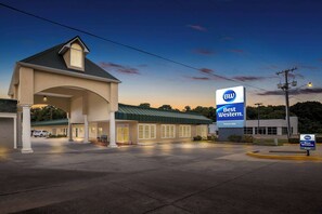 A Best Western Forest Inn with a large sign, a covered entrance, and a parking lot. - Best Western Forest Inn (Franklin)