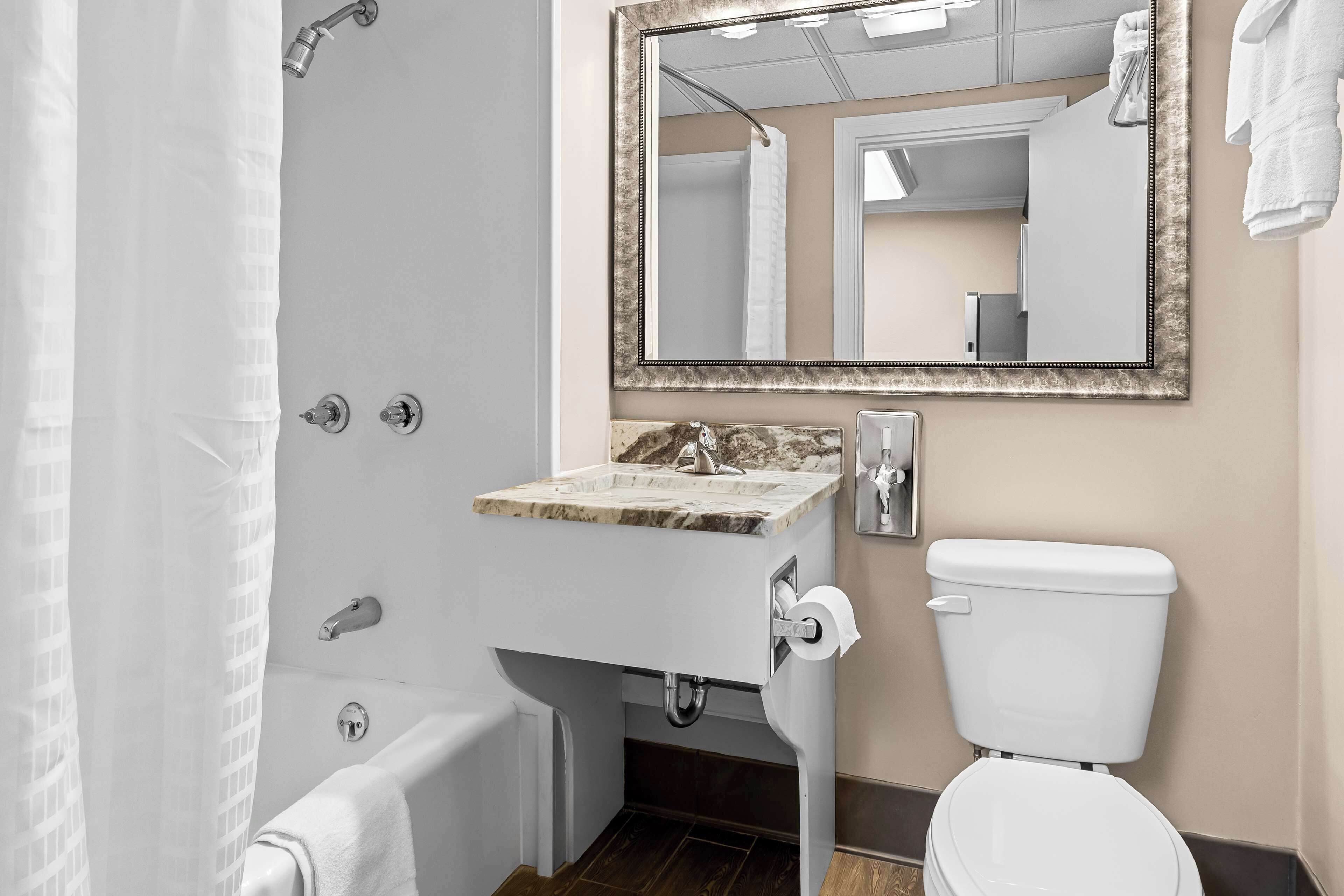 combined shower/bathtub, hydromassage showerhead, free toiletries