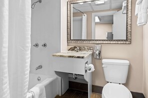 Combined shower/tub, hydromassage showerhead, free toiletries - Best Western Forest Inn (Franklin)