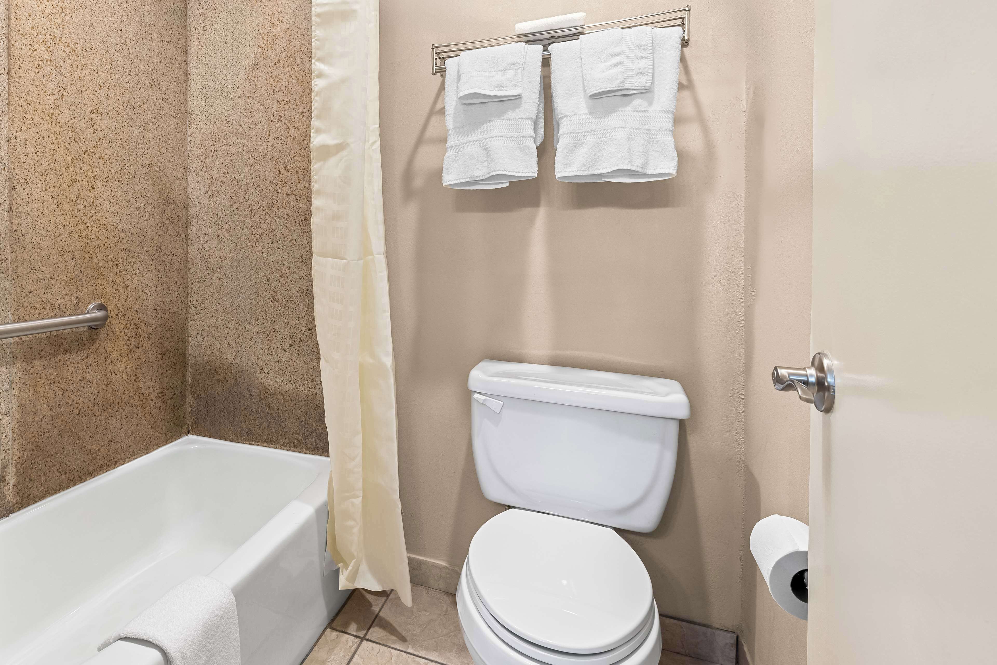 combined shower/bathtub, hydromassage showerhead, free toiletries