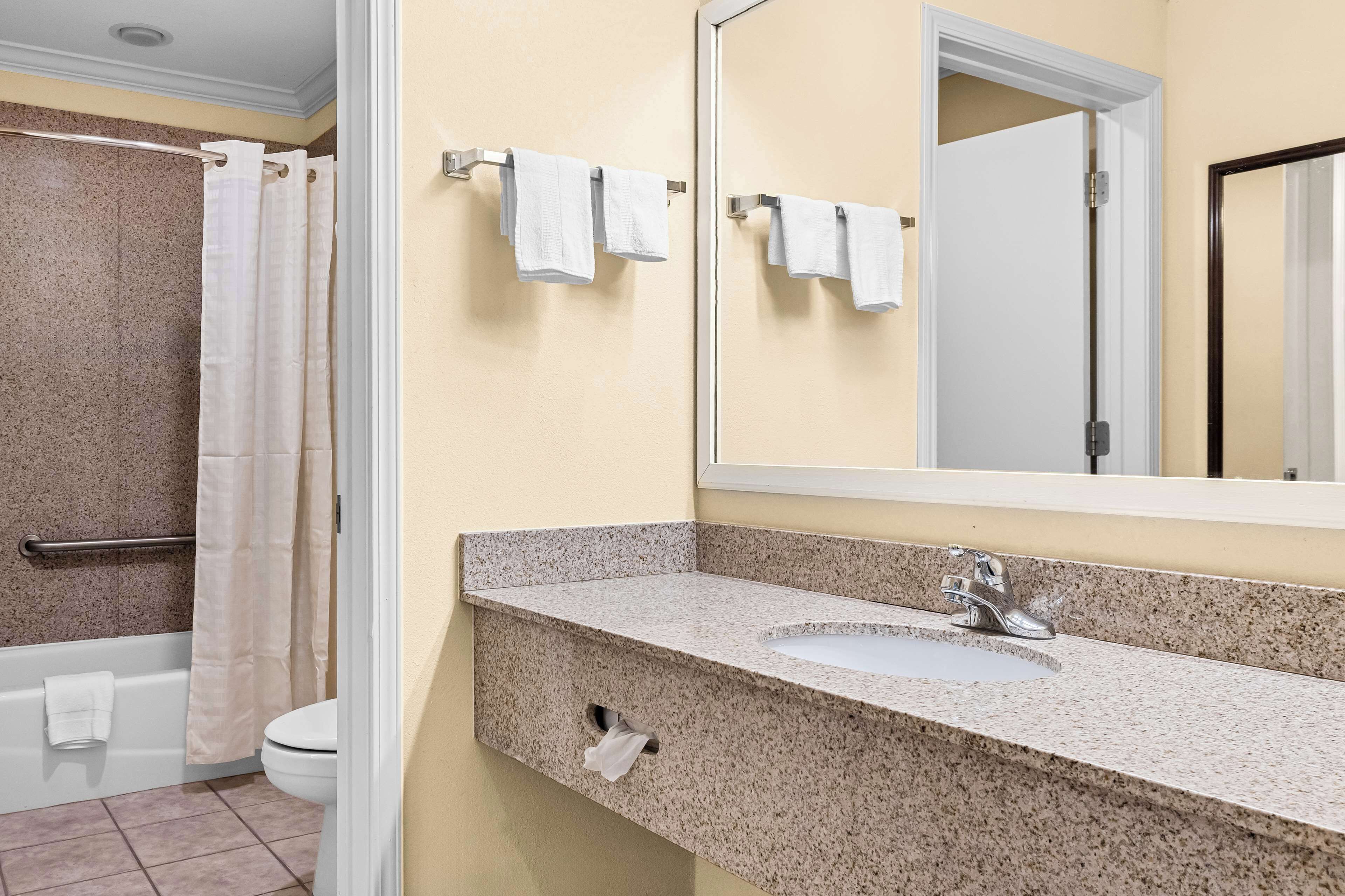 combined shower/bathtub, hydromassage showerhead, free toiletries