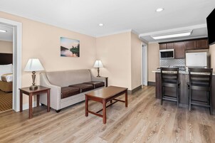 Escritorio, espacio para trabajar con laptop y cortinas blackout 