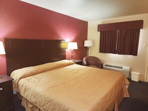 Kamar Single Comfort | Dilengkapi dengan perabotan berbeda-beda dan meja kerja