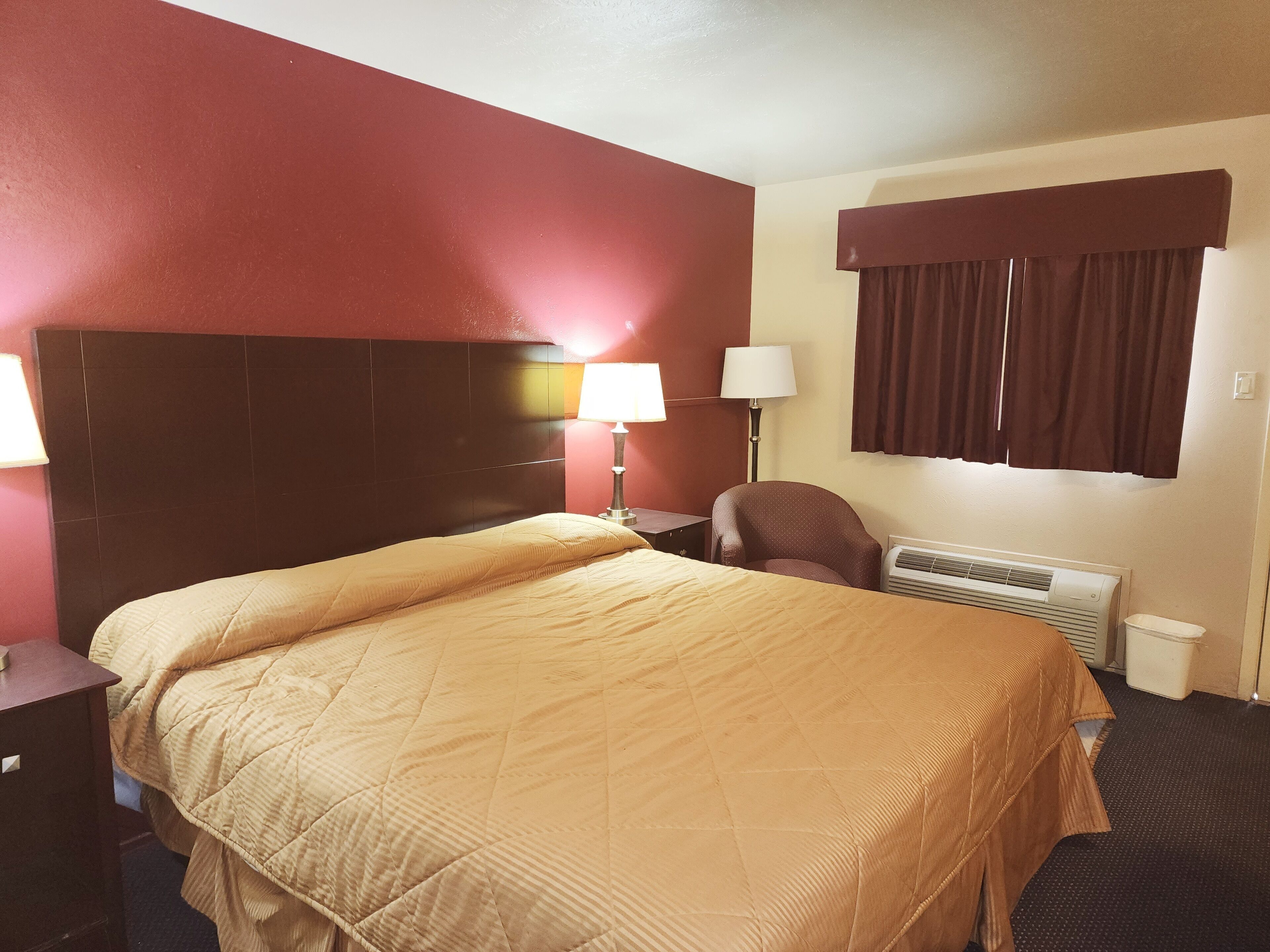 Individually furnished, desk, iron/ironing board, free WiFi