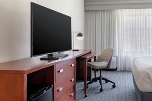 Chambre, 2 grands lits | Literie de qualité supérieure, bureau, fer et planche à repasser