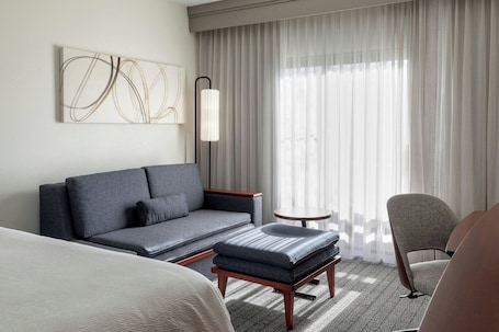 Ropa de cama de alta calidad y escritorio . Courtyard by Marriott Boston Norwood/Canton