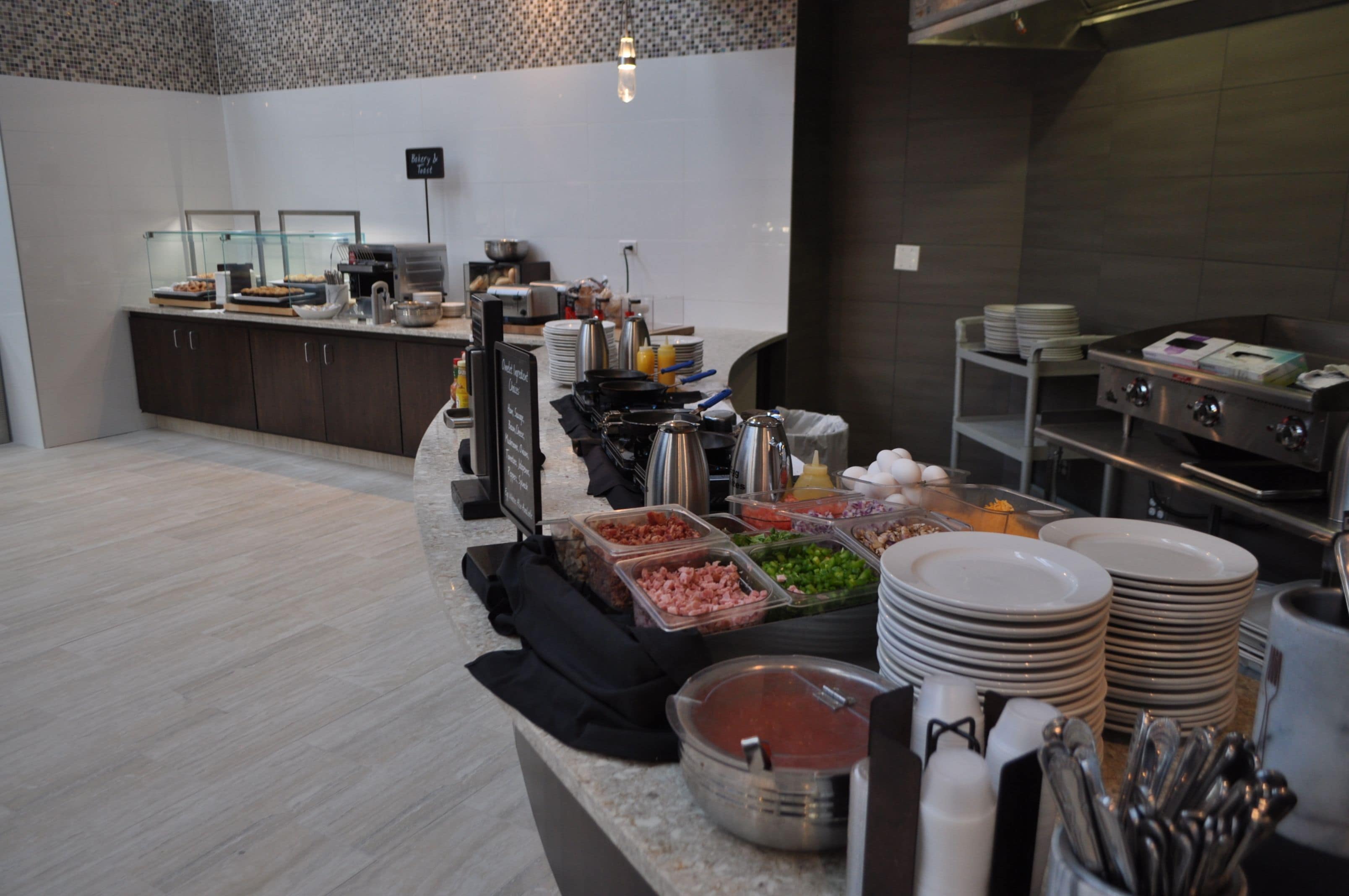 Un buffet proposant une variété de plats et d'ustensiles.