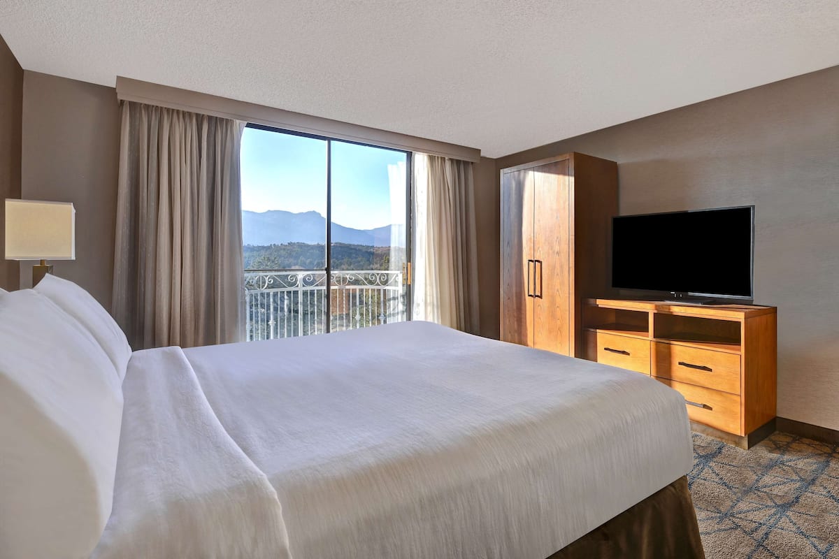 premium bedding, down duvets, in-room safe, desk