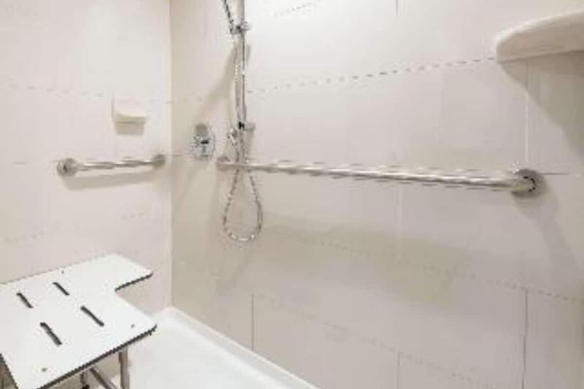 Bathroom | Combined shower/bathtub, free toiletries, hair dryer, towels