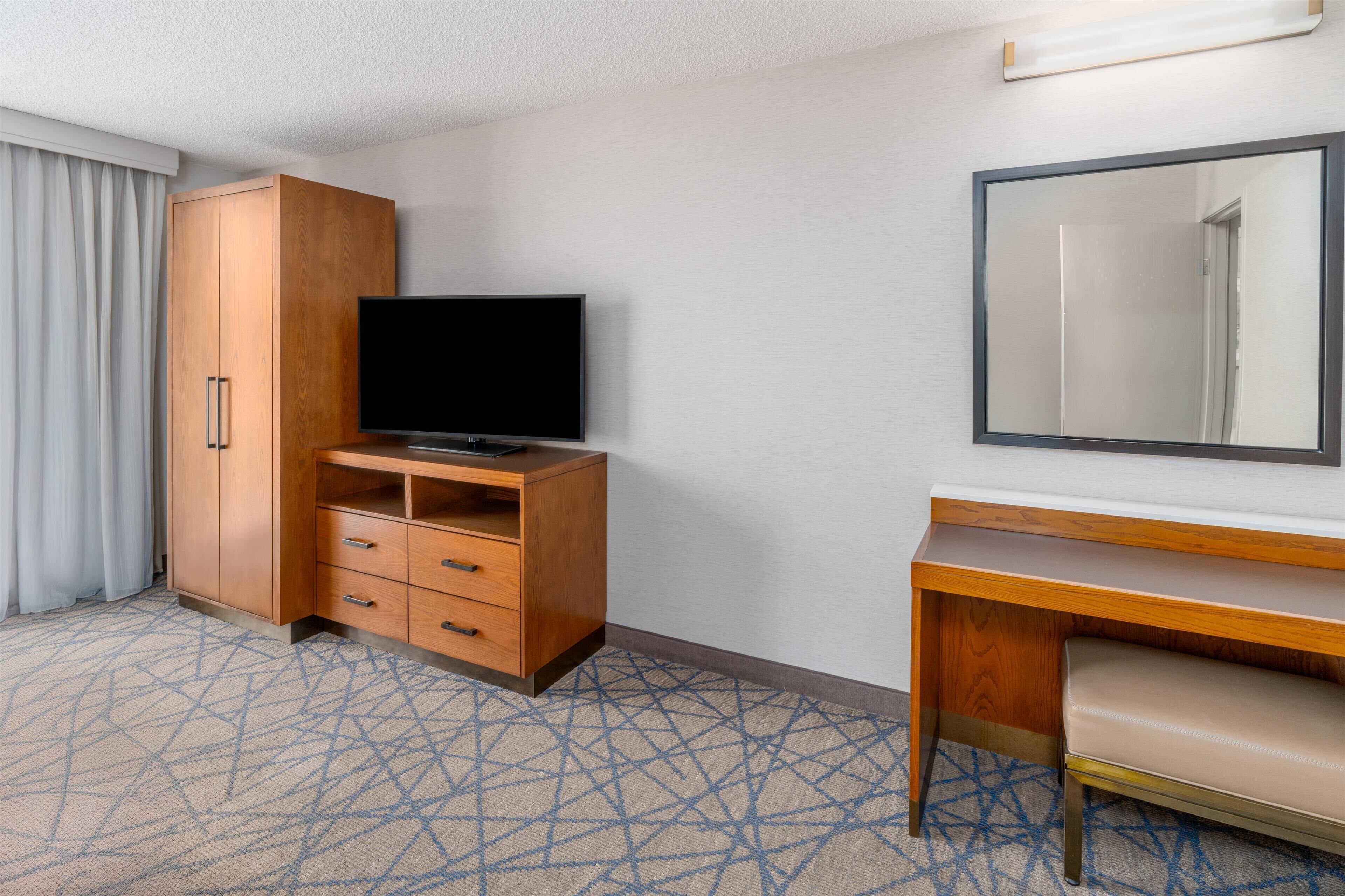 premium bedding, down duvets, in-room safe, desk