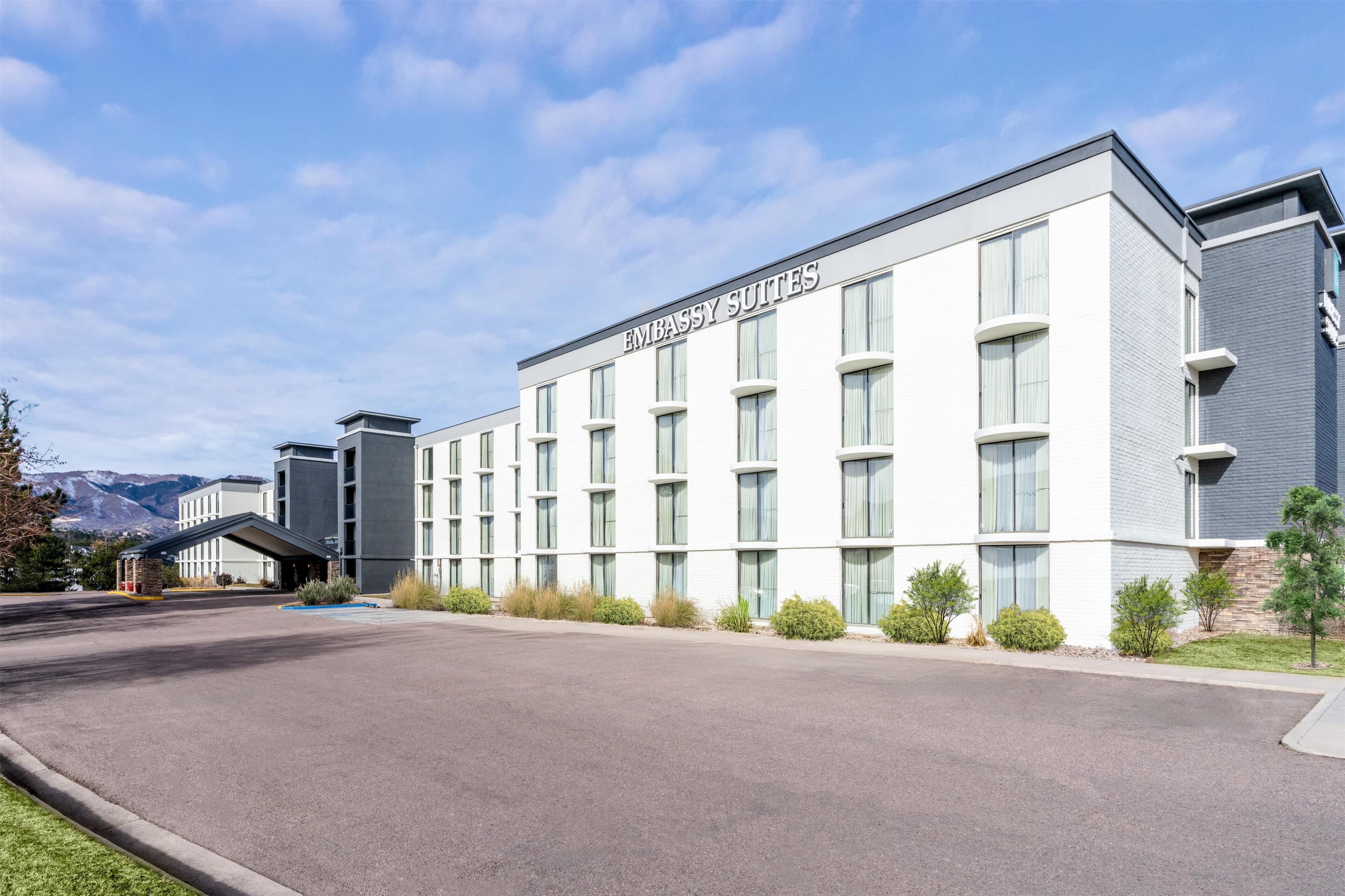 Moderni rakennus, jossa on selkeästi näkyvä kyltti, jossa lukee ”EMBASSY SUITES”. Rakennuksella on tasainen julkisivu, suuret ikkunat ja parkkipaikka.