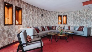 Suite junior | Área de sala de estar | Televisión de plasma y oficina 