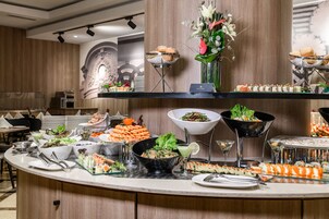 4 restaurantes; se sirve desayuno, almuerzo y cena; cocina francesa