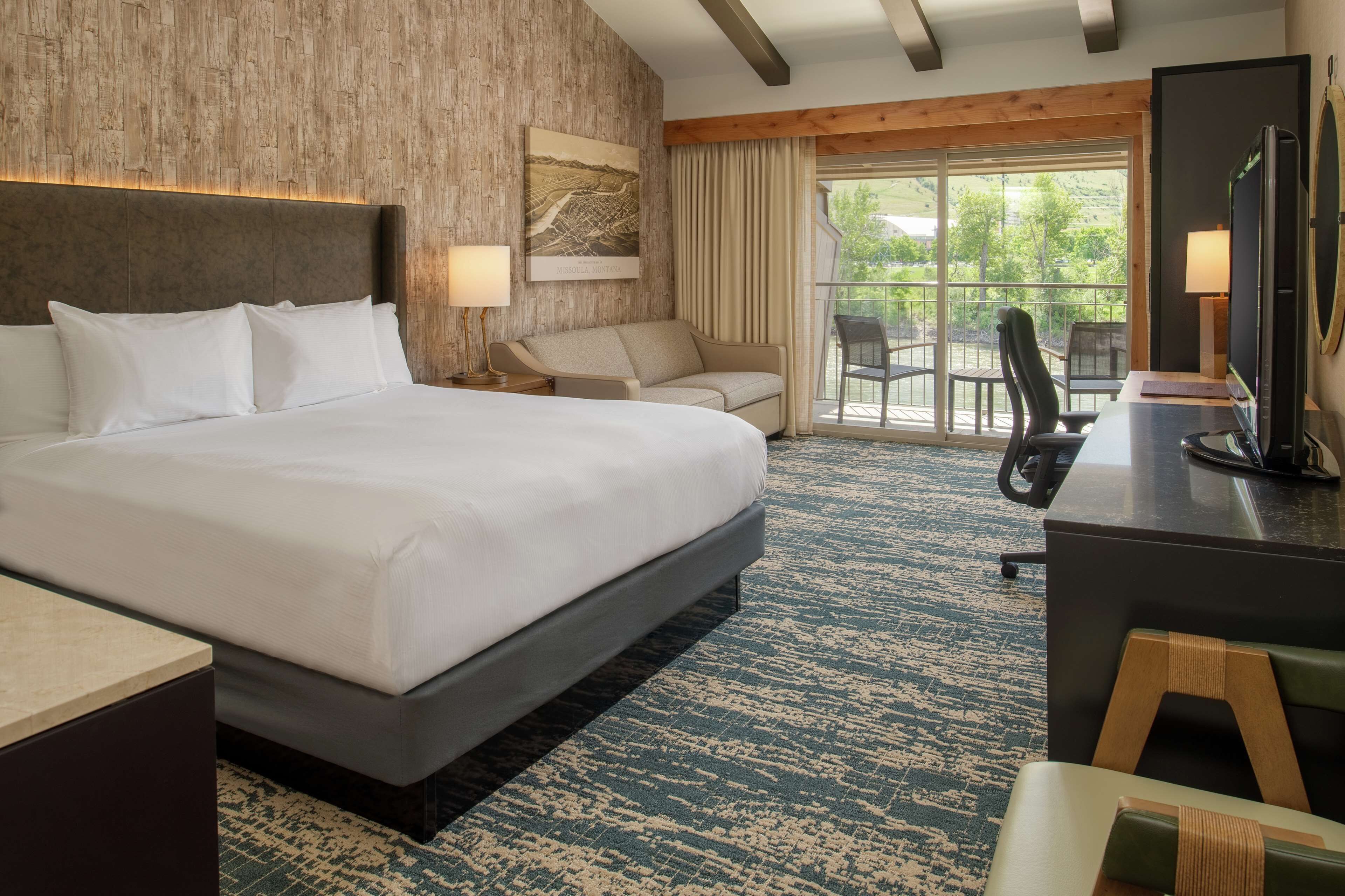 Premium bedding, in-room safe, desk, laptop workspace