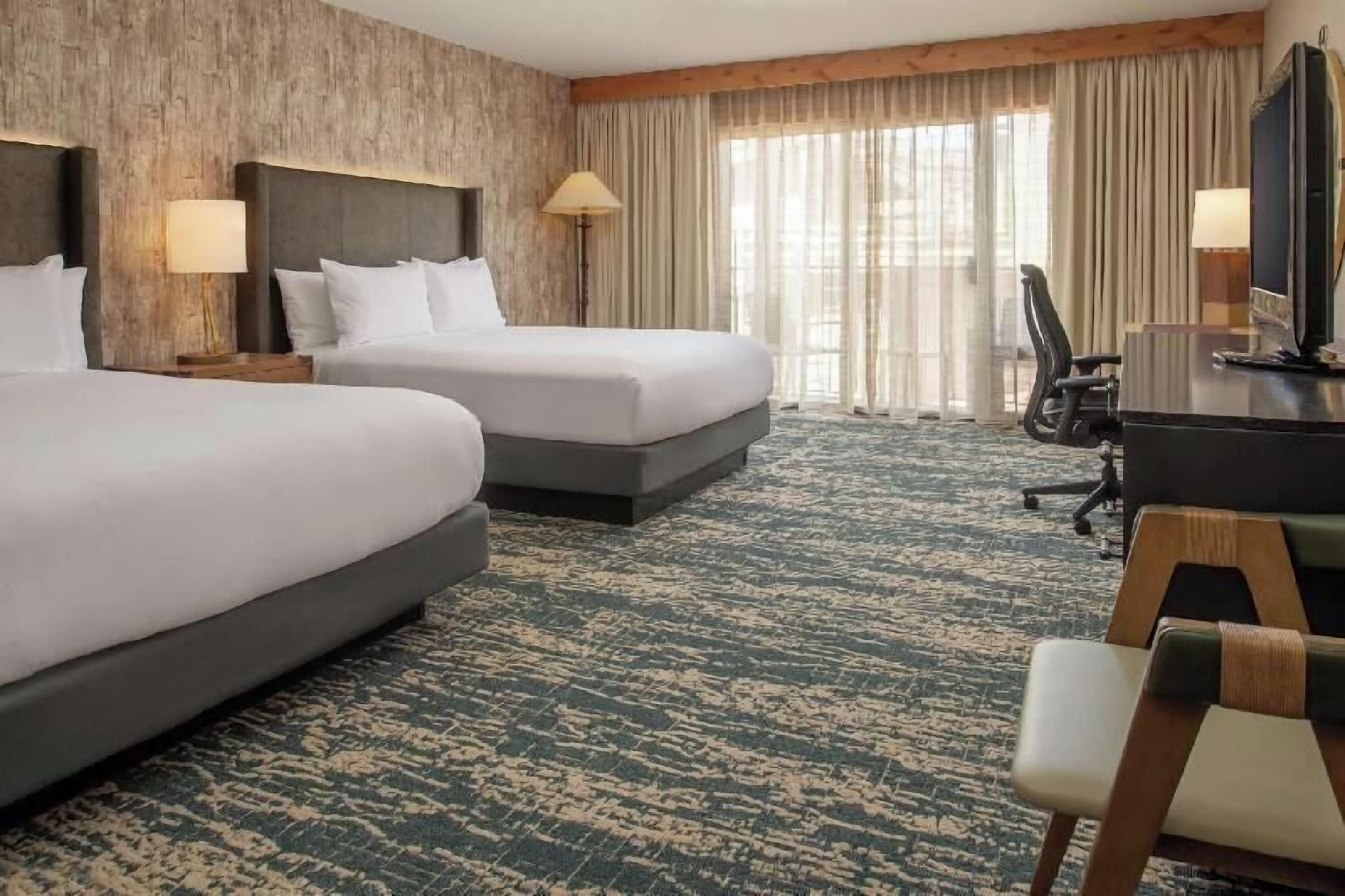 Premium bedding, in-room safe, desk, laptop workspace