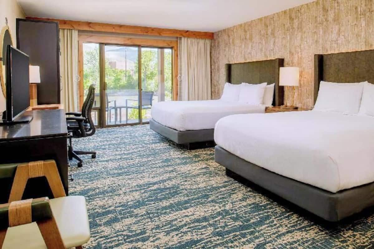 Premium bedding, in-room safe, desk, laptop workspace