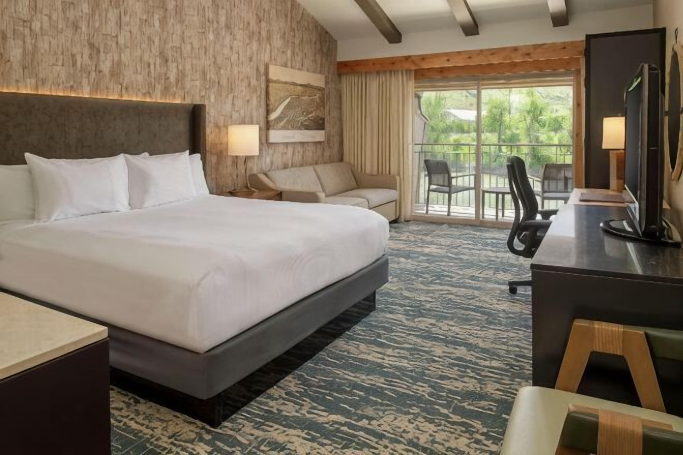 Premium bedding, in-room safe, desk, laptop workspace