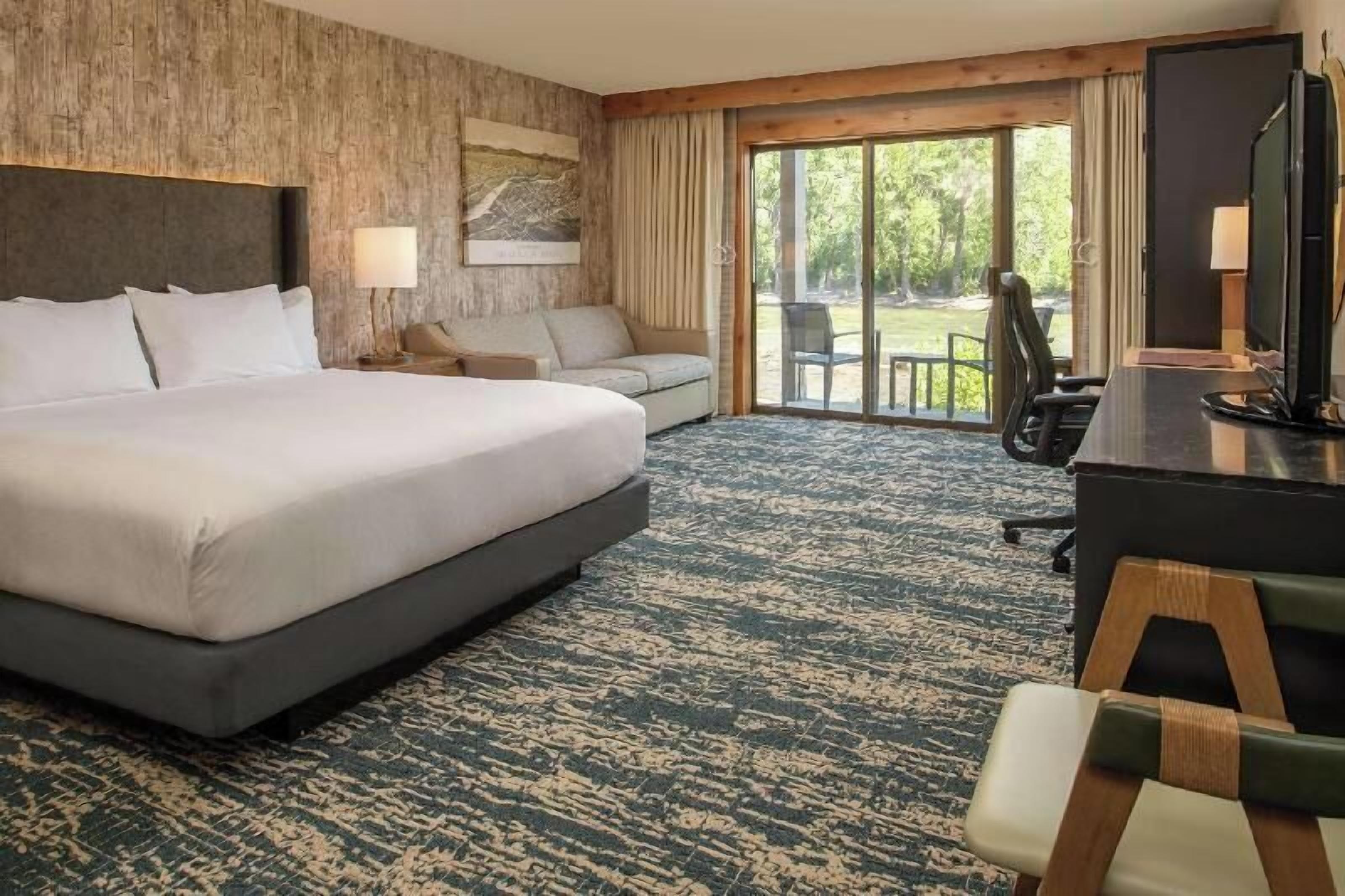 Premium bedding, in-room safe, desk, laptop workspace