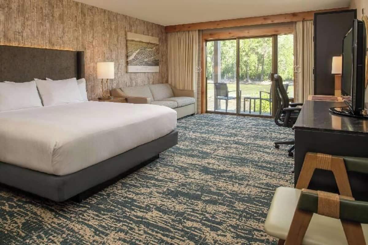 Premium bedding, in-room safe, desk, laptop workspace