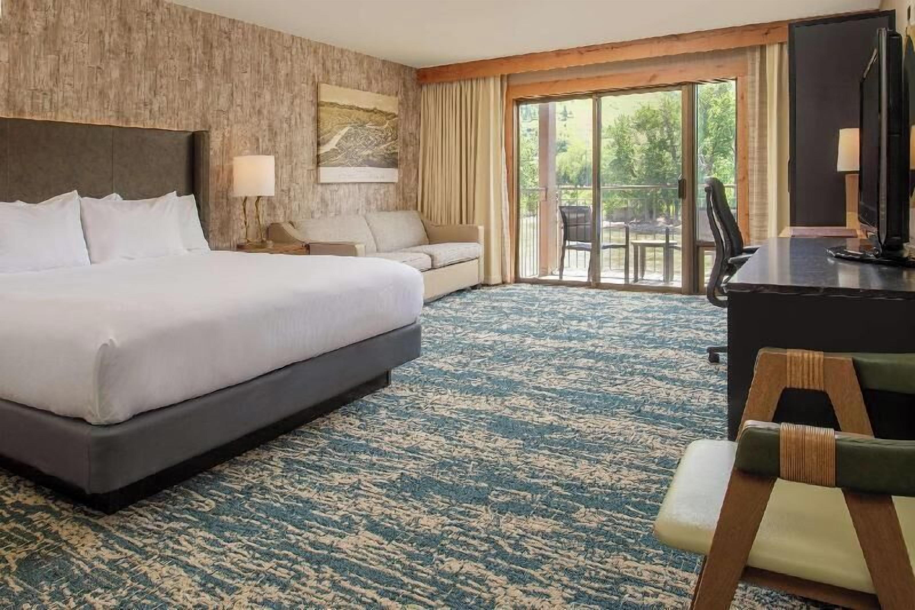 Premium bedding, in-room safe, desk, laptop workspace
