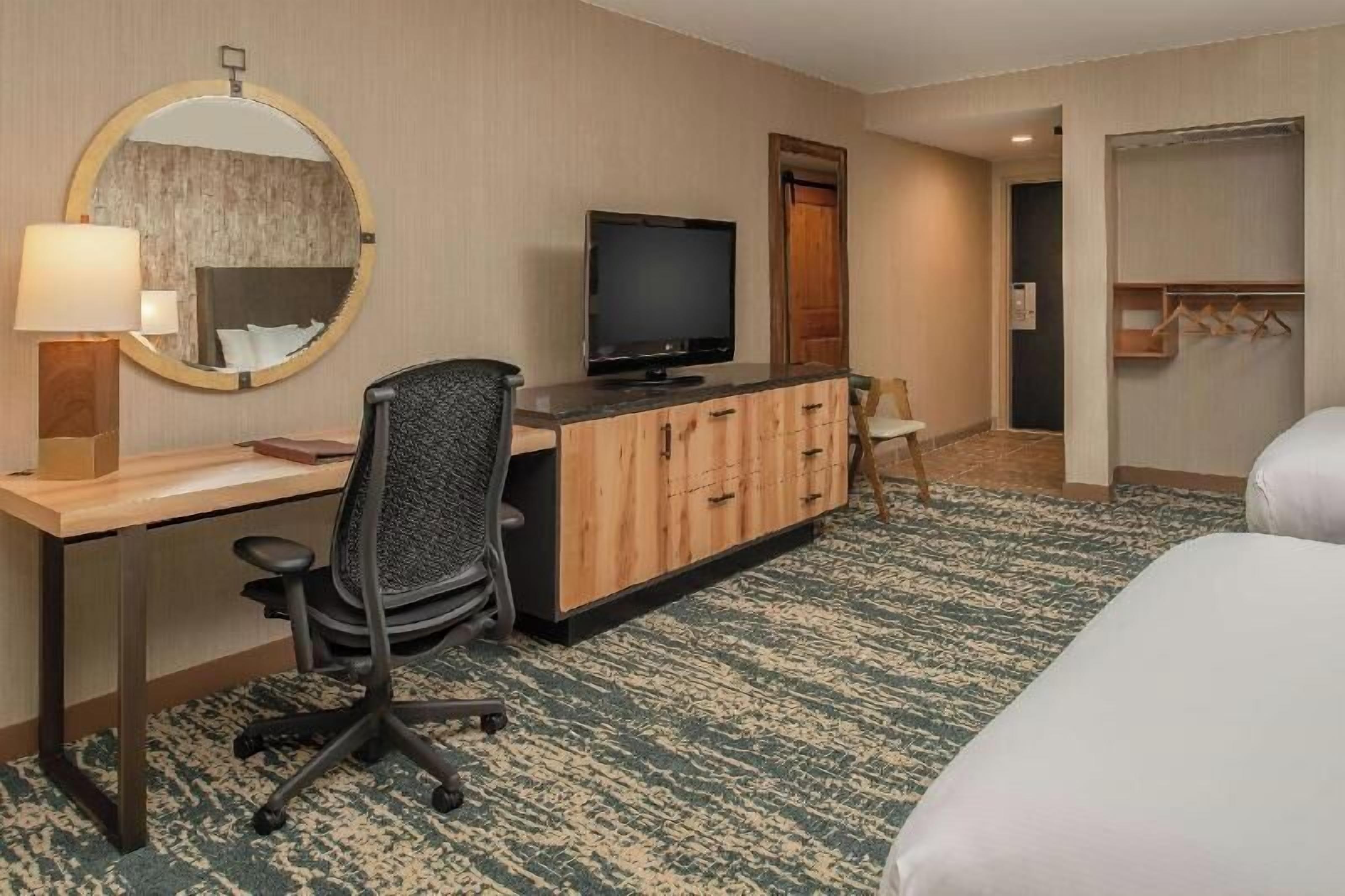 Premium bedding, in-room safe, desk, laptop workspace