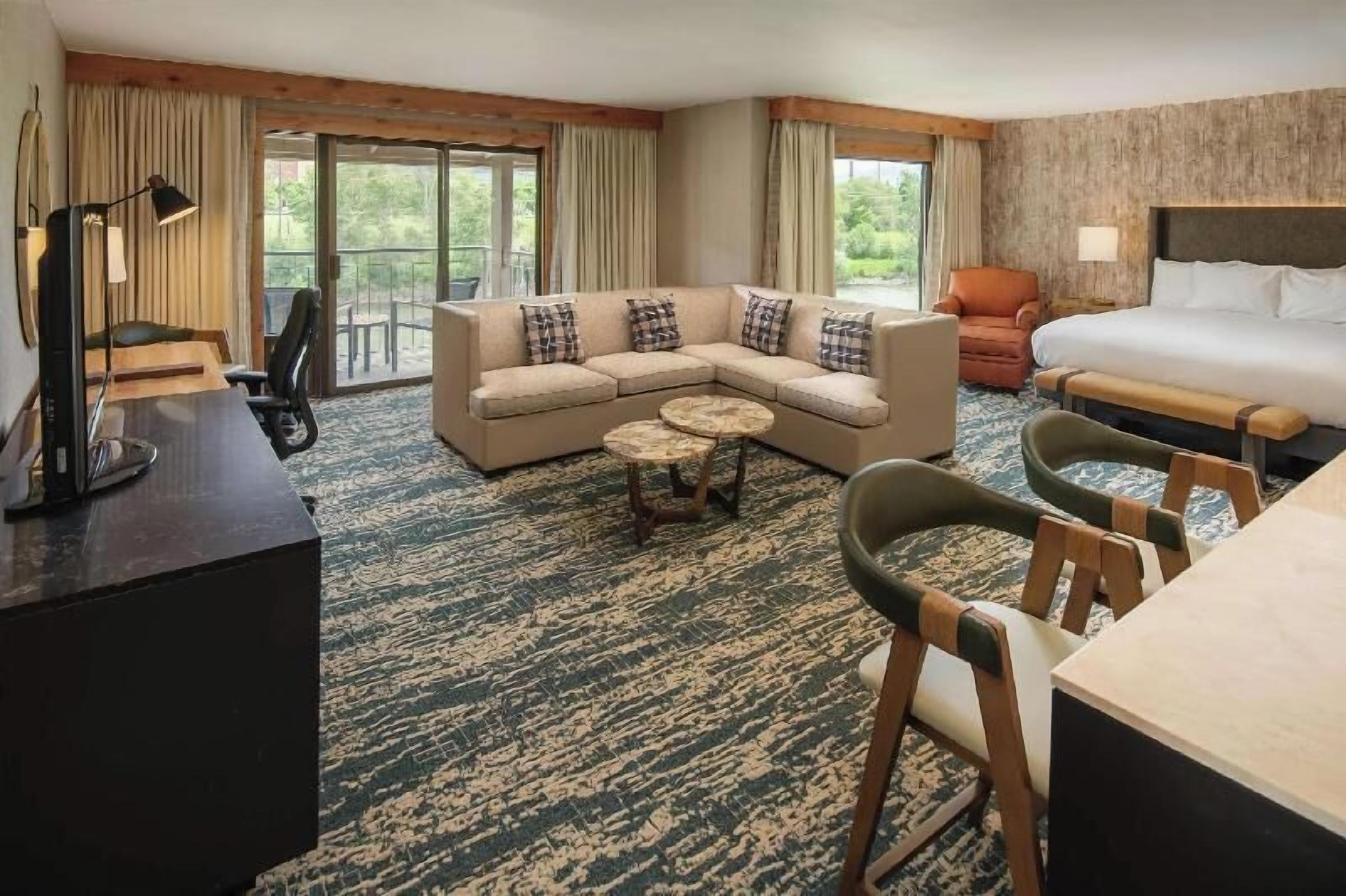 Premium bedding, in-room safe, desk, laptop workspace