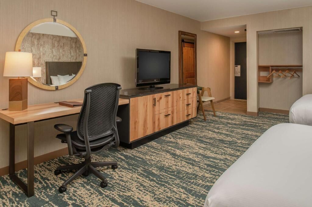 Premium bedding, in-room safe, desk, laptop workspace