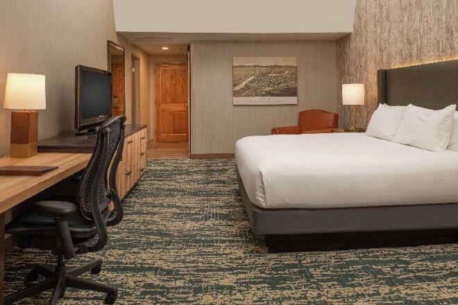 Premium bedding, in-room safe, desk, laptop workspace