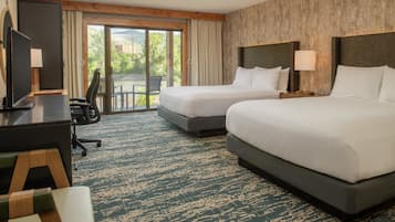 أغطية فراش متميزة وخزنة داخل الغرفة ومكتب ومساحة عمل للكمبيوتر المحمول