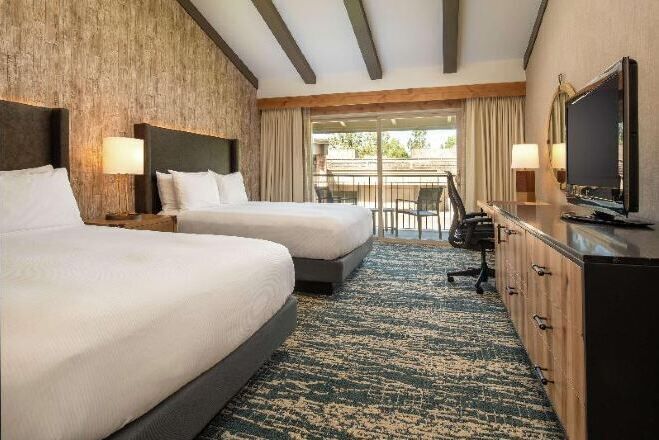 Premium bedding, in-room safe, desk, laptop workspace