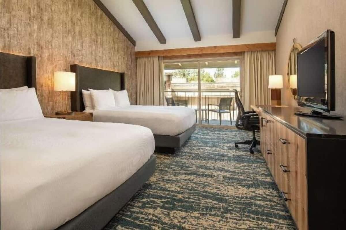 Ropa de cama de alta calidad y caja de seguridad en la habitación