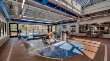 Una piscina techada, una piscina al aire libre