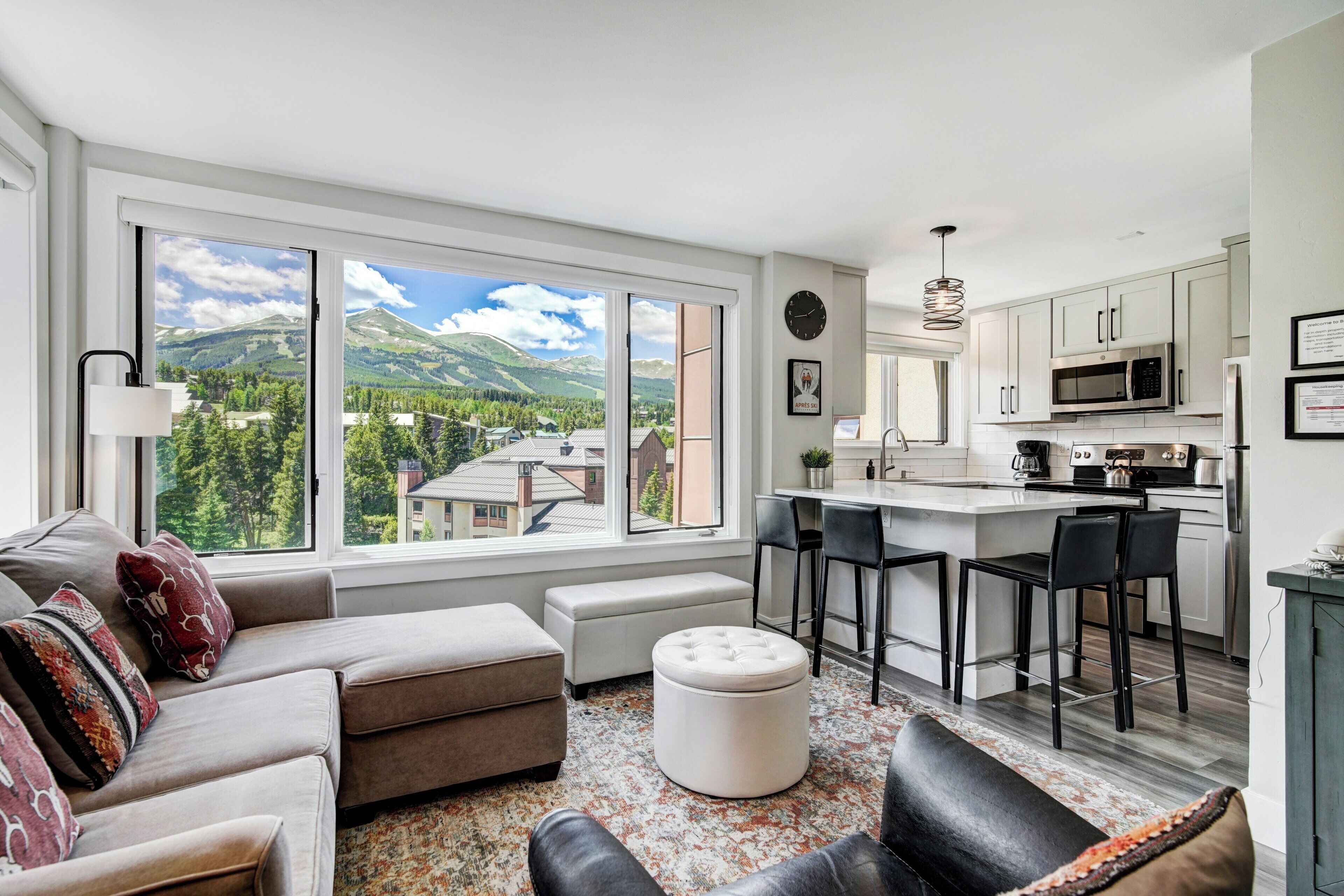 Studio Premier (Condominium) | Vardagsrum | Platt-tv