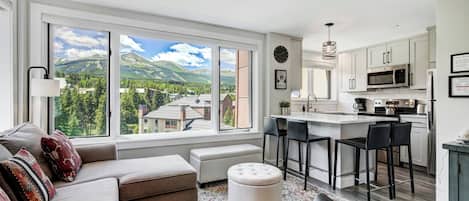 Estudio Premier (Condominium) | Área de sala de estar | Televisión de pantalla plana