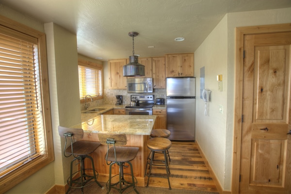 Studio Premier (Condominium) | Dapur pribadi | Lemari es, microwave, oven, dan kompor