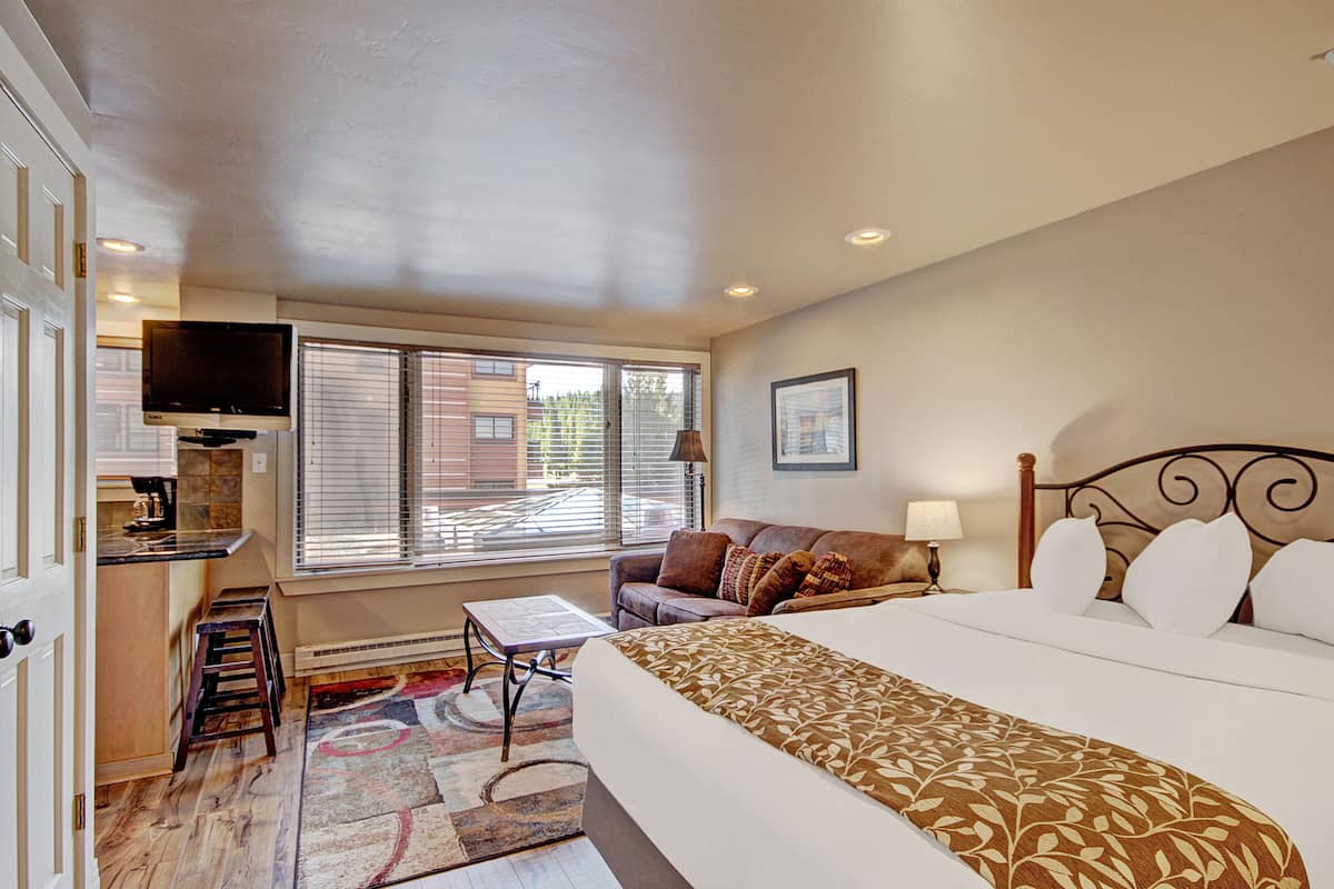 Premier Studio (Condominium) | 1 bedroom, hypo-allergenic bedding, individually decorated