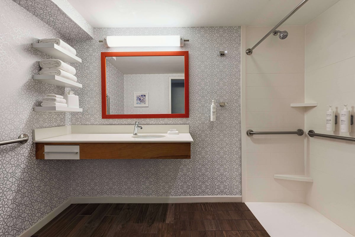 standard room, 1 king bed, accessible, non smoking (roll in shower, hearing accessible) | bathroom | free toiletries, hair dryer, towels, soap