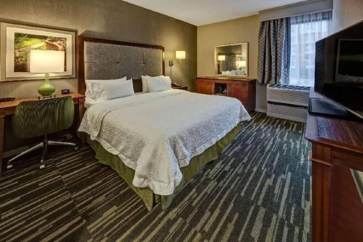 Bureau, fer et planche à repasser, lits bébé (gratuits), Wi-Fi gratuit