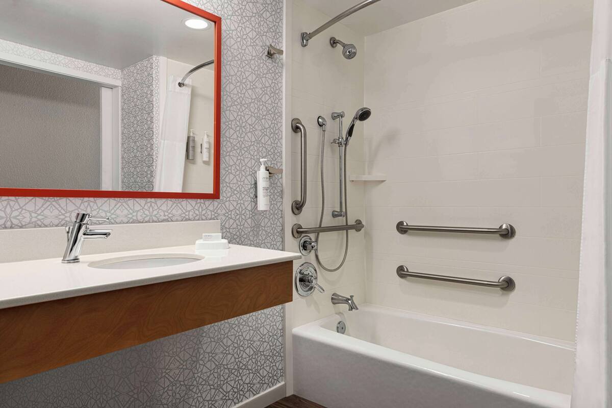 standard room, 1 king bed, accessible, non smoking (bathtub) | bathroom | free toiletries, hair dryer, towels, soap