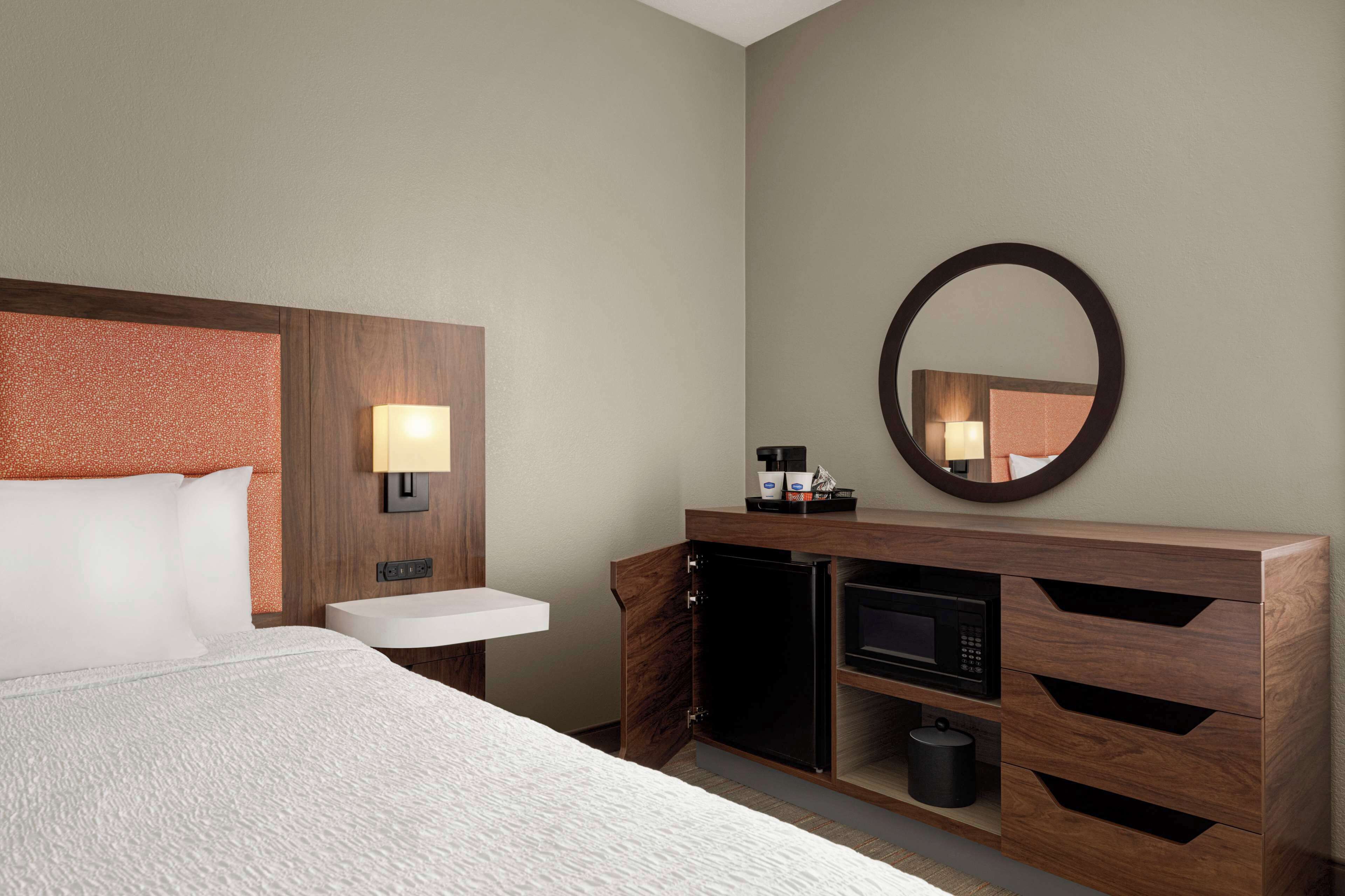 standard room, 1 king bed, accessible, non smoking (bathtub) | 1 bedroom, desk, iron/ironing board, free cots/infant beds