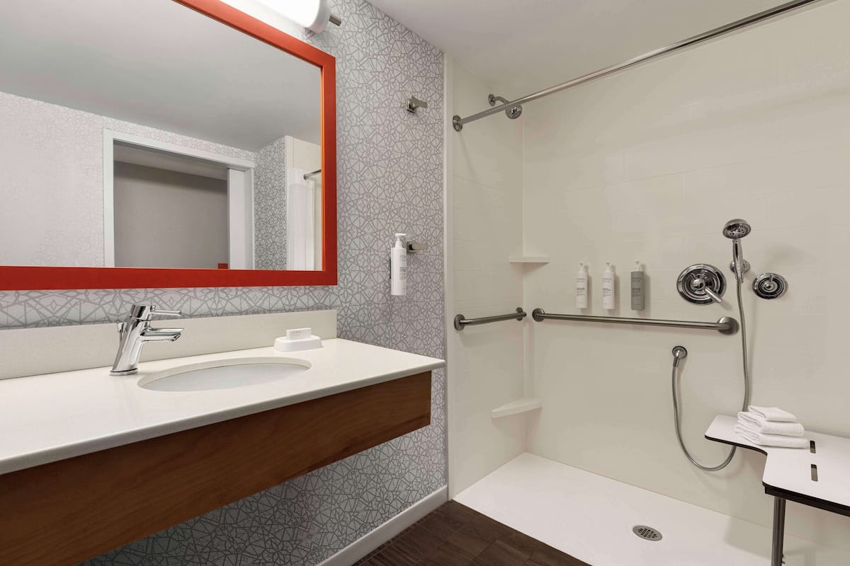Habitación, 1 cama King size, con acceso para personas discapacitadas (Roll In Shower) | Baño | Amenidades de baño gratuitas, secadora de cabello, toallas, jabón