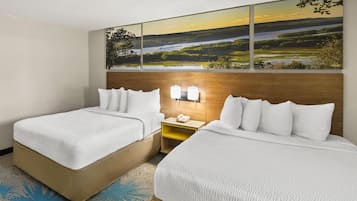 Safe på rommet, skrivebord, blendingsgardiner og strykejern/-brett