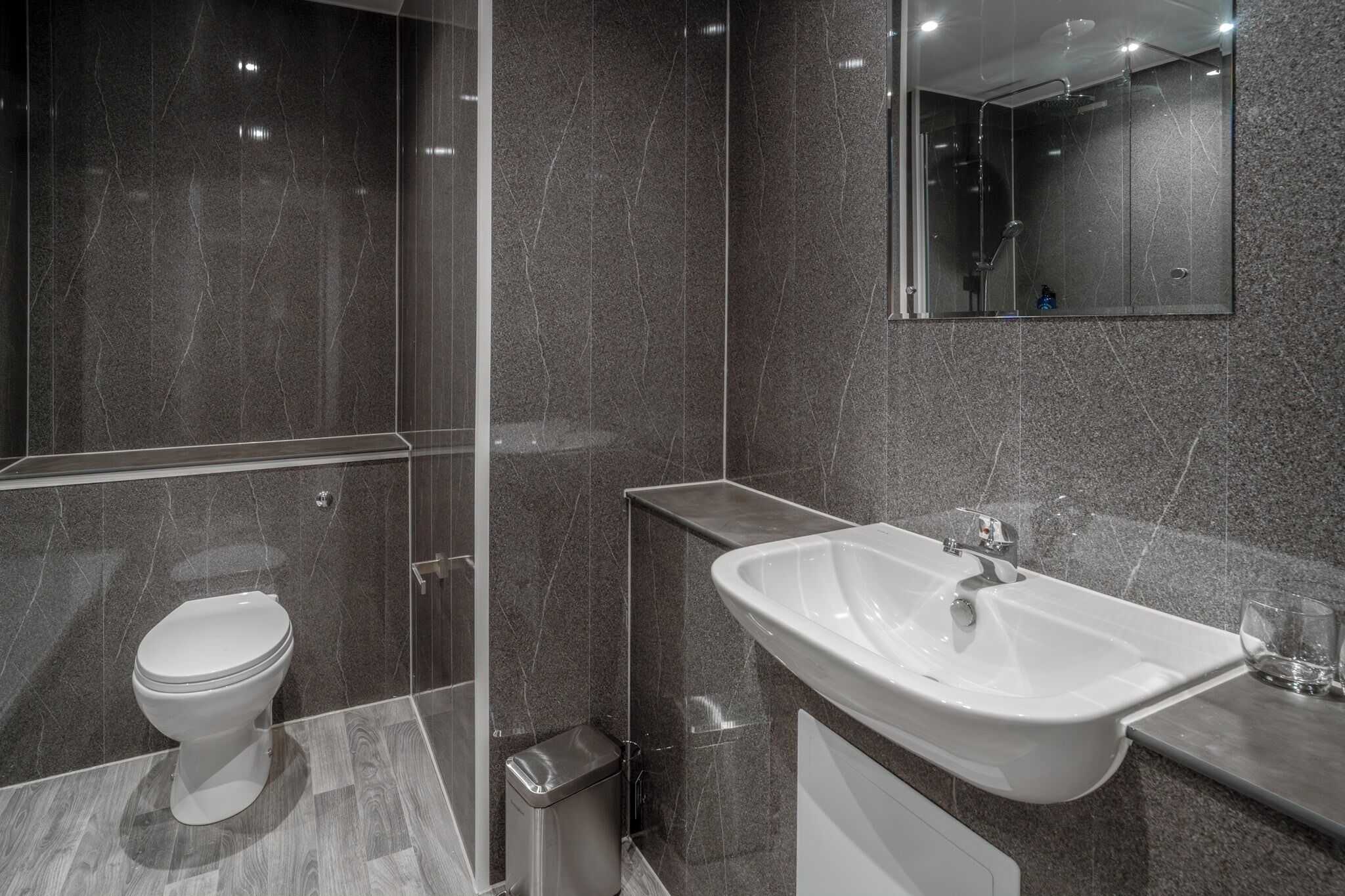 淋浴/盆浴组合、吹风机、毛巾