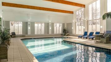 Innendørsbasseng og solsenger