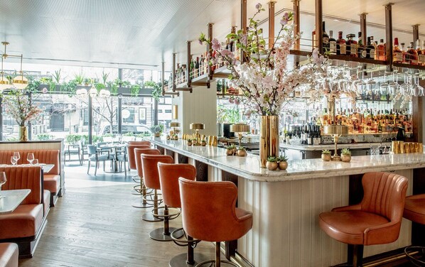 Serveert ontbijt, lunch en diner